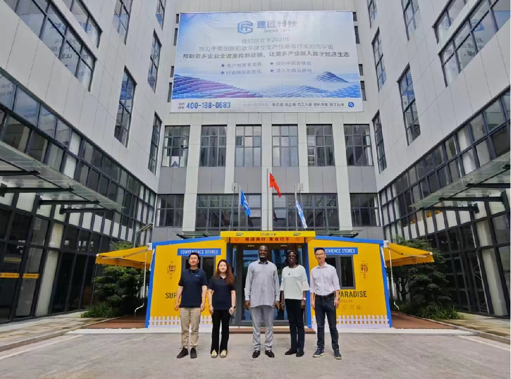 Former President of the Association of Ghana Industries, Visit Trading Material Market  for Inspection